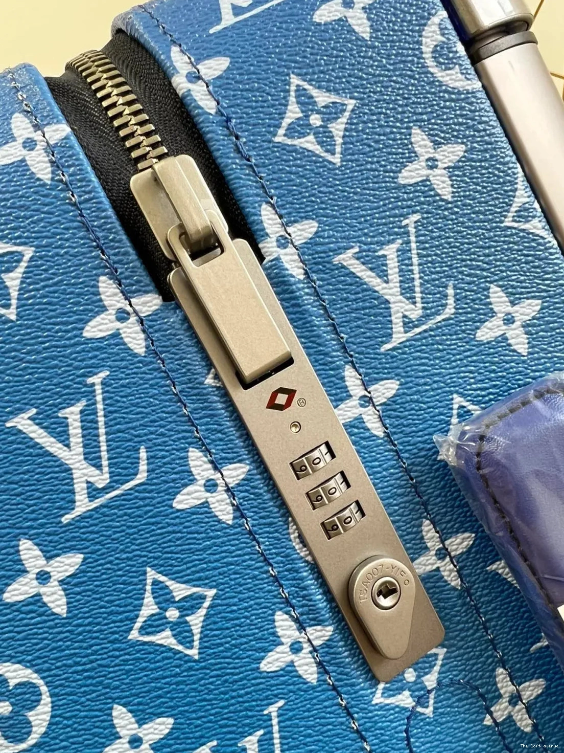 37L CLOUDS 55 SUITCASE HORIZON CABIN CUSTOM 0515